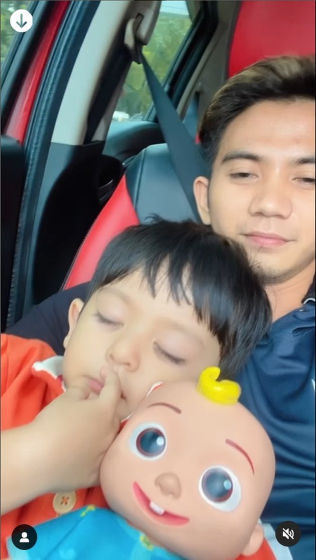 Nadya Mustika Gets Married! Here are 8 Photos of Rizki DA Sharing Warm Moments with His Son - Calm Until Falling Asleep
