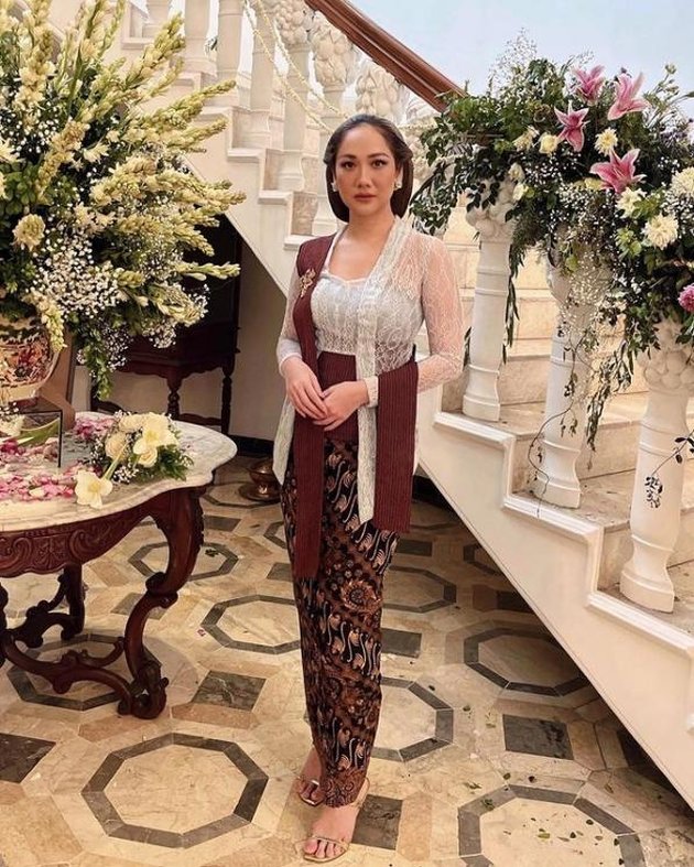 Not Just Sexy Here Are Pictures Of Bunga Citra Lestari In A Beautiful And Elegant Kebaya