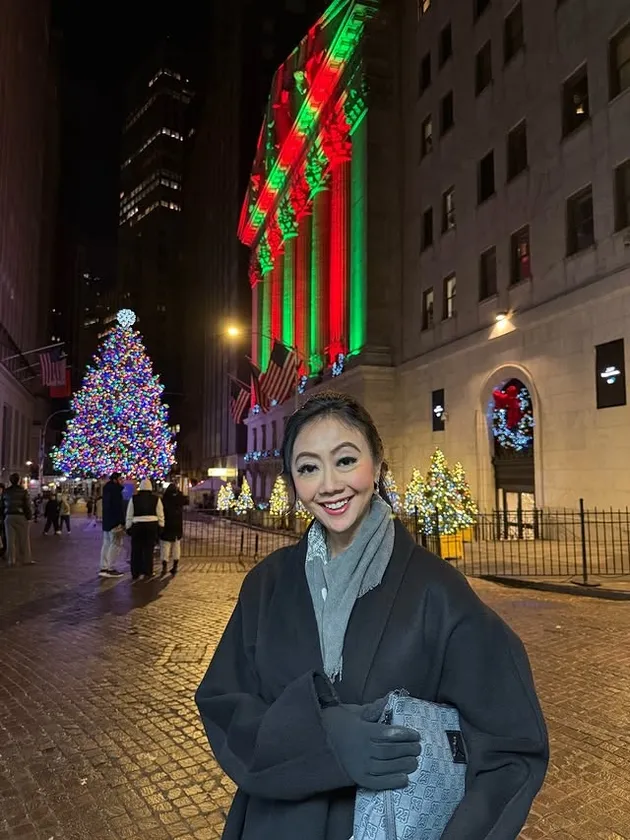 Asri Welas pakai baju hitam