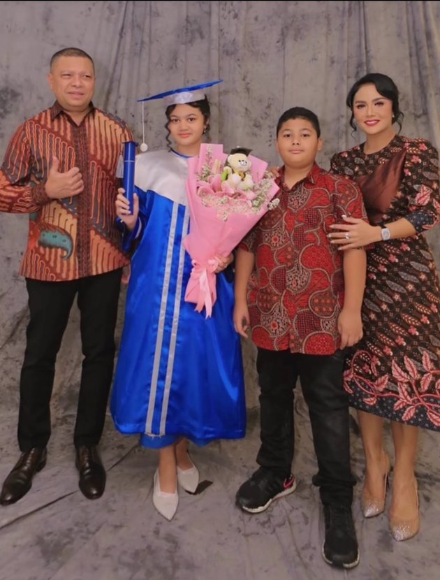 Never Absent Despite Being Busy, 10 Photos of Kris Dayanti and Raul Lemos Accompanying Amora During Graduation - Matching Batik Outfits