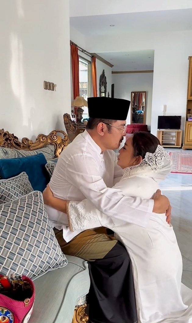 Not Seen in the Cendana Family's Halal bi Halal, 8 Photos of Mayangsari and Bambang Tri's First Eid without Children