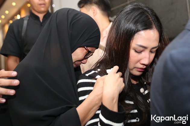Cannot Accept Her Child Being Criticized, 8 Photos of Tamara Tyasmara's Mother's Tears - Mentioning the Suspect Once Asked to Be Dante's Adoptive Father
