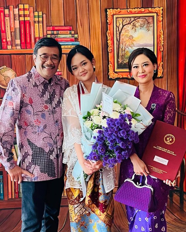 Unnoticed, the beautiful portrait of Karunia, Djarot's daughter and former deputy governor of Jakarta, Ahok's colleague - just graduated from high school