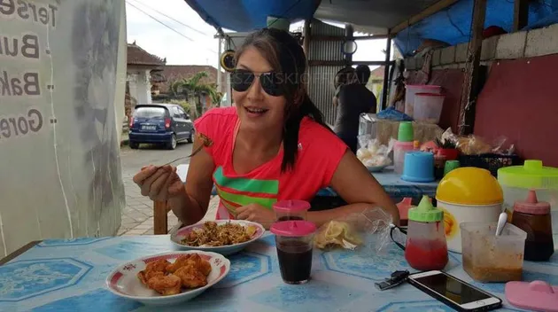 Tamara Bleszinsky makan di warteg