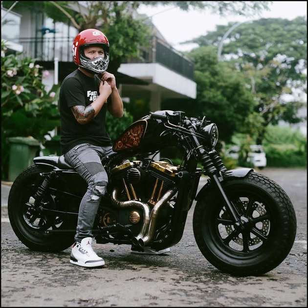 Looking Handsome and Manly, Here are 8 Photos of Celebrities with Their Unique Motorcycles