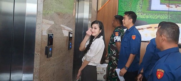 Relaxed and Friendly Appearance, 8 Photos of Sandra Dewi Giving Small Love to Media When Arriving at Kejagung
