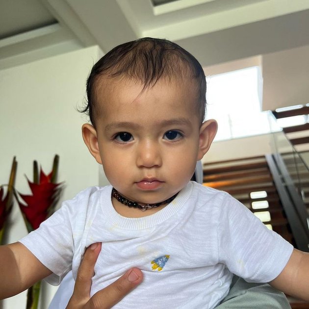 Handsome with a Western Face, Here are 8 Photos of Baby Don When Jessica Iskandar is Away - He Looks and Kisses His Mom's Photo
