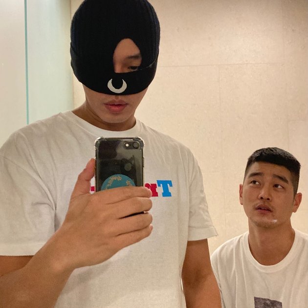 Handsome and Successful, Portrait of a Photographer Alleged to be Yoo Ah In's Boyfriend Flooded with Netizens' Support