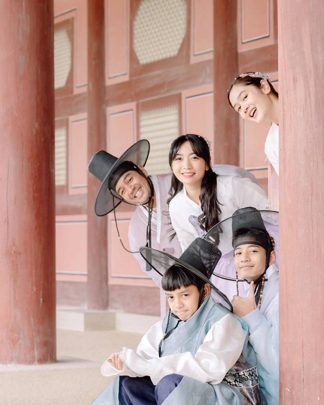 Appearing like nobles, 9 Pictures of Hesti Purwadinata's Family Vacation in South Korea - Netizens are amazed by the beautiful appearance of the daughter