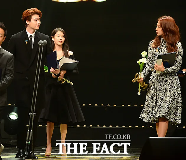 Tampil Bareng Lagi, Lee Jong Suk & Park Shin Hye Bertatap ...