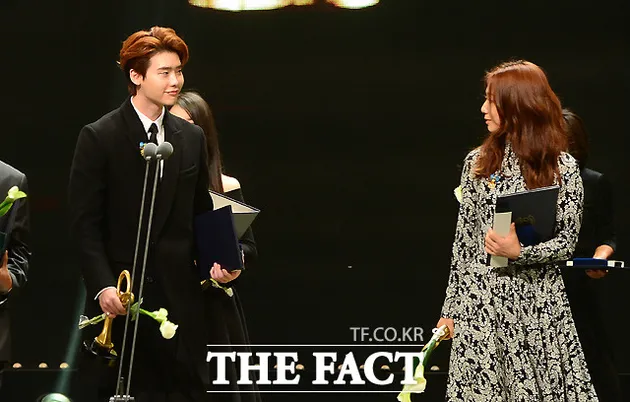 Tampil Bareng Lagi Lee Jong Suk Park Shin Hye Bertatap Mesra
