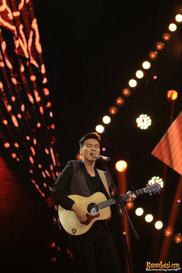 Membawakan lagu berjudul You Don't Know Me milik Ray Charles, Aldy tampil beda malam itu.
