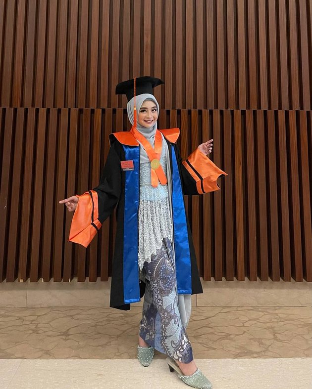 Look Beautiful & Elegant, 8 Photos of Ega Noviantika's Graduation - Completing Studies Despite Being a Mother of Two Children