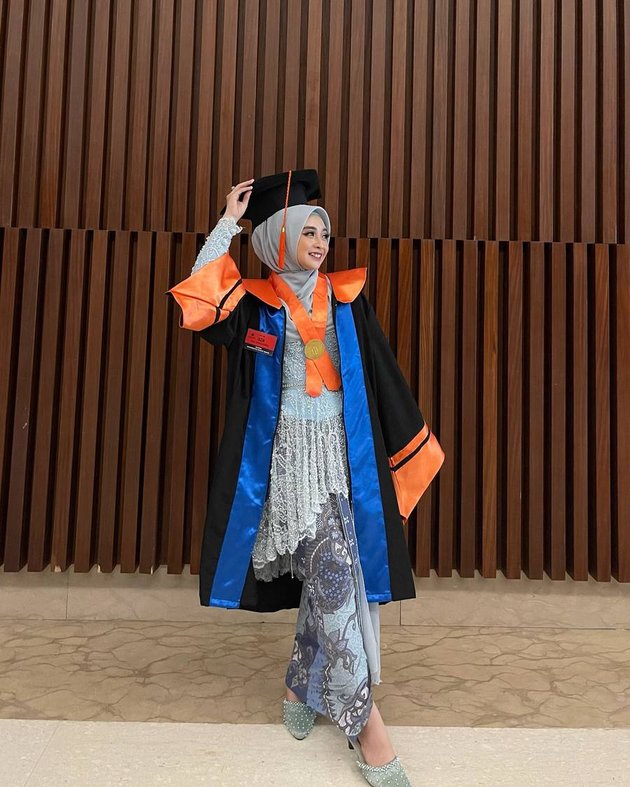 Look Beautiful & Elegant, 8 Photos of Ega Noviantika's Graduation - Completing Studies Despite Being a Mother of Two Children