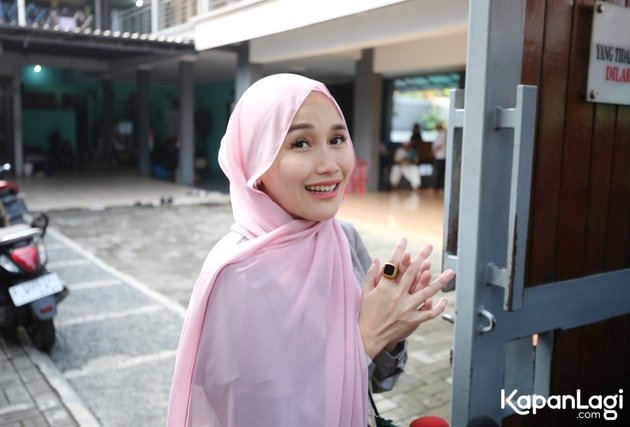 Looking Beautiful with Hijab, Ayu Ting Ting's Portrait Returning from Eid al-Adha Prayer while Babysitting Her Nephew