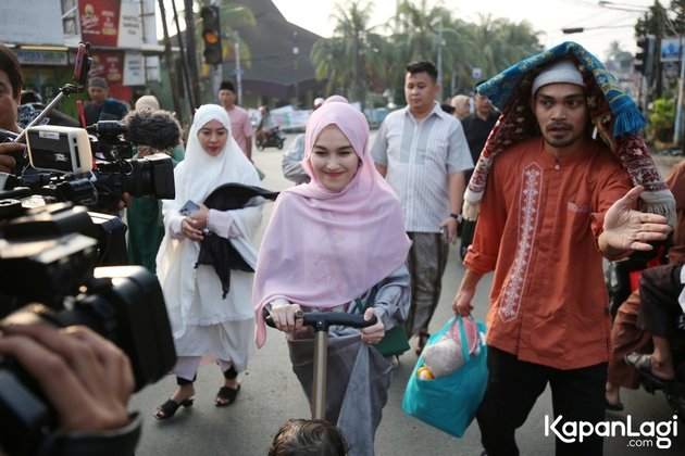 Looking Beautiful with Hijab, Ayu Ting Ting's Portrait Returning from Eid al-Adha Prayer while Babysitting Her Nephew