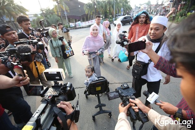 Looking Beautiful with Hijab, Ayu Ting Ting's Portrait Returning from Eid al-Adha Prayer while Babysitting Her Nephew