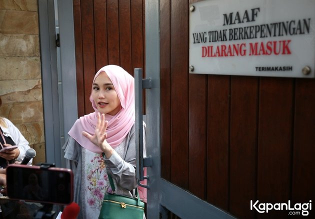 Looking Beautiful with Hijab, Ayu Ting Ting's Portrait Returning from Eid al-Adha Prayer while Babysitting Her Nephew