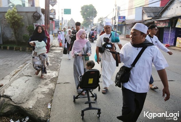 Looking Beautiful with Hijab, Ayu Ting Ting's Portrait Returning from Eid al-Adha Prayer while Babysitting Her Nephew