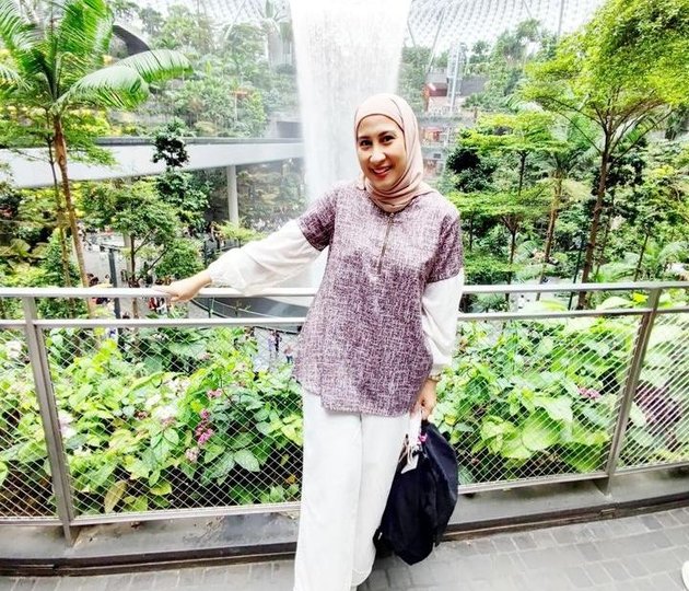 Looking Beautiful and Charming, Here are 8 Photos of Nia AFI Who Has Decided to Wear a Hijab, a Mother of 2 Children Who is Active as a Career Woman