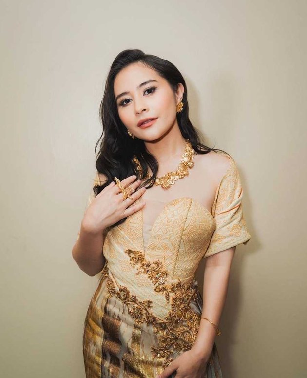 Look Beautiful with Her Gold Dress, 8 Photos of Prilly Latuconsina as a Judge of Puteri Indonesia