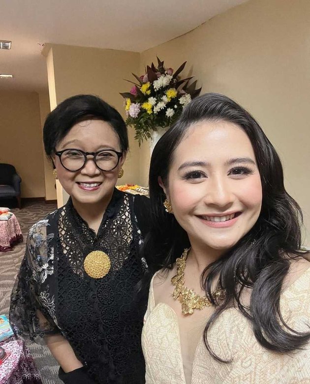 Look Beautiful with Her Gold Dress, 8 Photos of Prilly Latuconsina as a Judge of Puteri Indonesia