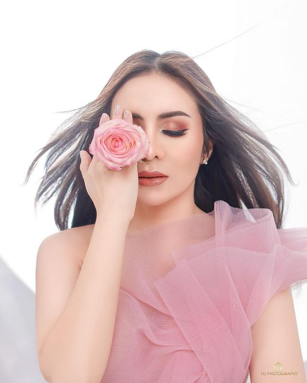 Looking Beautiful with Pink Dress & Bold Makeup in the Latest Photoshoot, Momo Geisha Stuns!