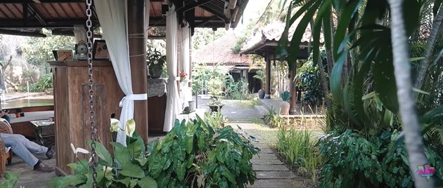 Appearing in the Film SRI ASIH, Here are 9 Pictures of Christine Hakim's Traditional Ethnic-themed House