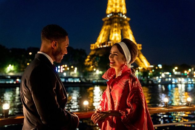 Musim pertama EMILY IN PARIS dirilis pada Oktober 2020, pada puncak pandemi. Untungnya produksi dari season kedua tidak mundur, bahkan produksinya sudah selesai pada bulan Agustus kemarin dilansir dari Instagram Lily Collins.