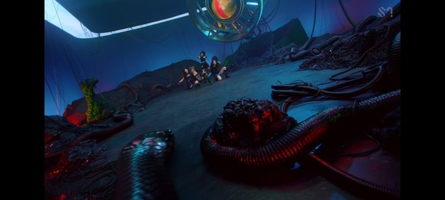 aespa menari dengan latar belakang yang keren layaknya planet luar angkasa, serta dikelilingi ular black mamba yang menambah kesan seram.