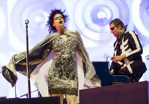 Inilah kostum yang mereka kenakan saat tampil jadi tajuk utama dalam Glastonbury. Percaya atau tidak, saat itu mereka juga membawa kembang api!