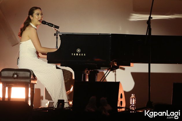 Performing at Java Jazz 2024, Laufey Portrait Successfully Captivates the Audience with a Gentle Voice and Guitar and Piano Melodies