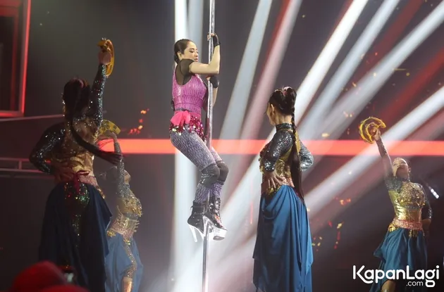 Dewi Perssik Pole Dance HUT Indosiar