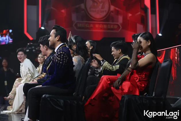 April DA7 tampil bersama rekan-rekan seperjuangannya.