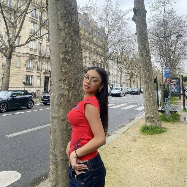 Looking Hot, 8 Latest Photos of Naura Ayu During Her Stay in Paris - Netizens Say She Looks Like a 30-Year-Old Woman