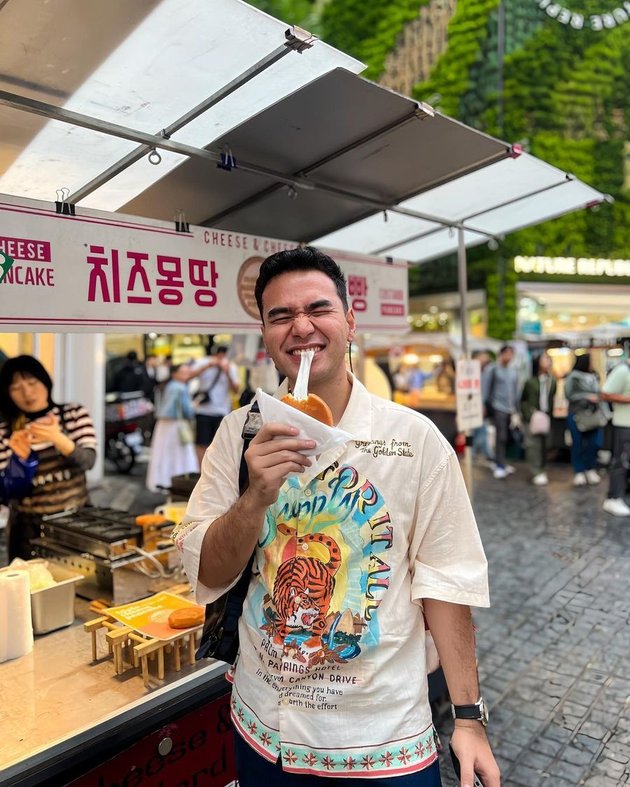 Impressive Appearance, 9 Photos of Hari Putra in Korea - Strolling and Culinary