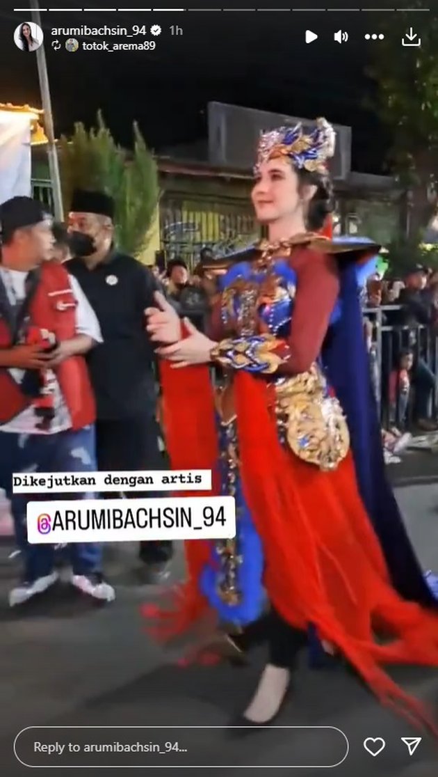 Looking Gorgeous, 8 Photos of Arumi Bachsin Participating in the Carnival in Malang - Greeting the People Friendly