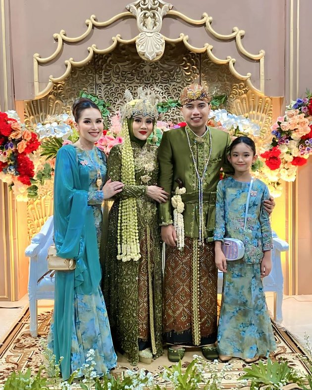 Looking Gorgeous, 8 Photos of Ayu Ting Ting & Family's Togetherness at Cousin's Wedding - Twinning Outfits
