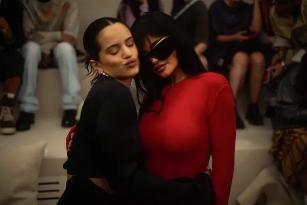 Kylie Jenner dan Rosalía Paris Fashion Week