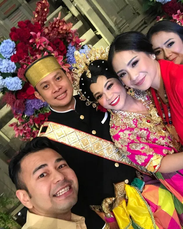 Raffi Ahmad dan Nagita Slavina selama ini memang dikenal punya banyak teman di kalangan selebritis jadi tak heran kalau mereka juga dekat dengan Uti Buncis.