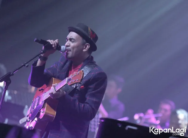 Sosok Yovie Widianto tentu saja pantas menerima tanda mata dari Glenn. Tangan dingin Yovie telah menciptakan banyak lagu cinta yang legendaris di Indonesia. Terlebih lagi pada awal karir Glenn, Yovie memberi kesempatan Glenn membantu dalam penulisan lirik tembang Kasih Putih.