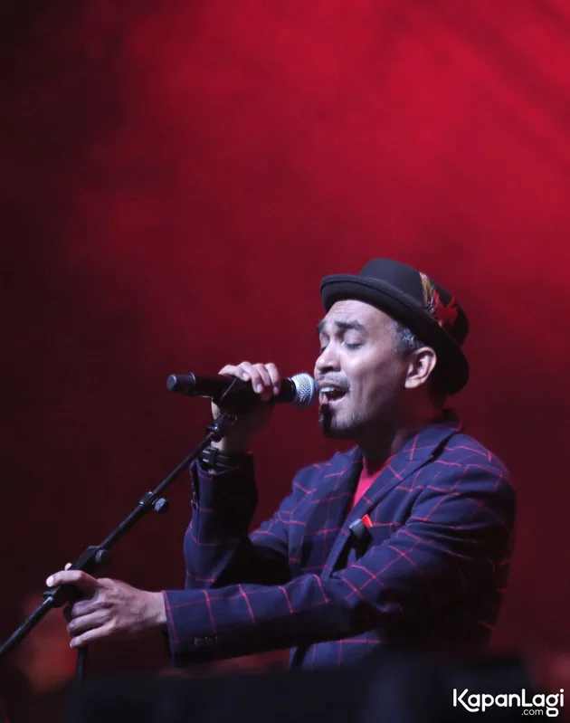Konser dibuka pada pukul 20.00 WIB, Glenn mengajak seluruh penonton menyanyikan Indonesia Raya dengan 3 stanza.