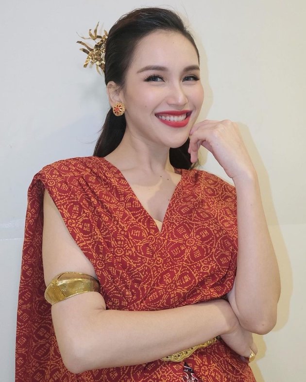 Leave the Korean Style Costume, Here are 8 Pictures of Ayu Ting Ting Looking Beautiful in Indonesian Traditional Clothing - Called Like Nawang Wulan 