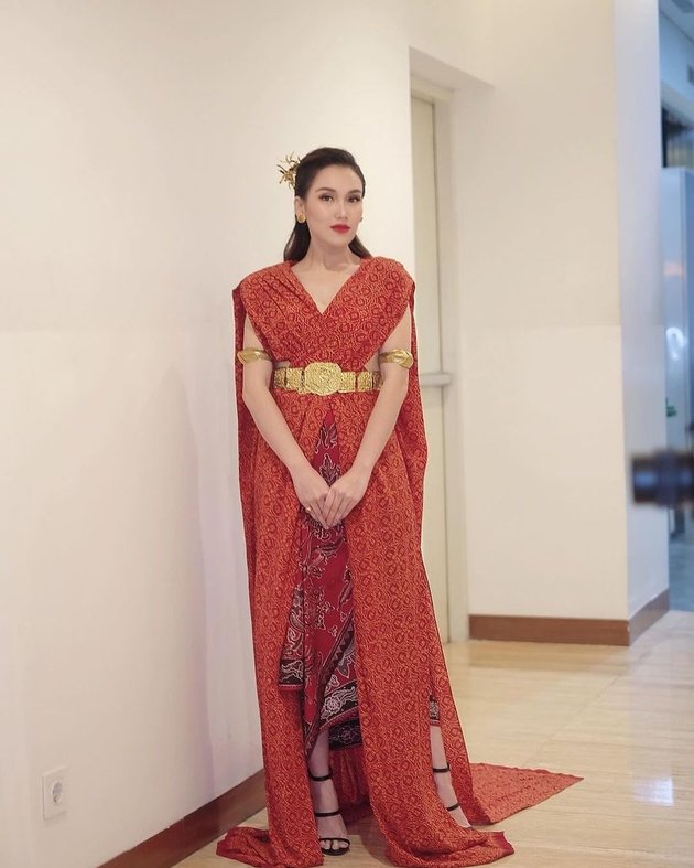 Beautiful Indonesian women wearing an orange traditional dance costume  called kebaya when dancing a danced called jaipong 19087260 Stock Photo at  Vecteezy