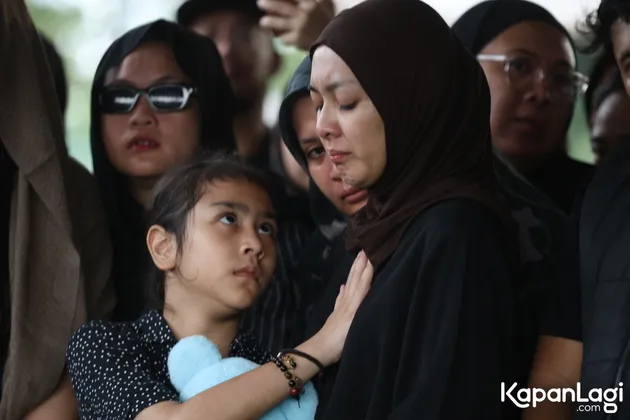 Richa Novisha dan Putri Saling Menguatkan di Pemakaman Gary Iskak