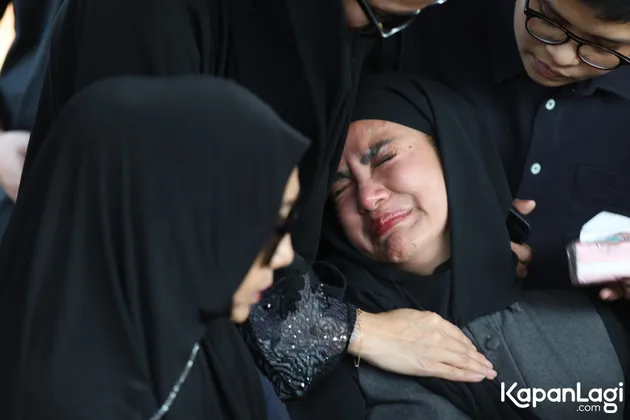 Olla Ramlan Menangis di Pemakaman Sang Ibu