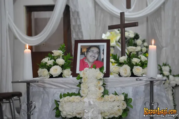 Tangis Rima Melati Tatap Belai Lembut Jenazah Frans Tumbuan Kapanlagi Com