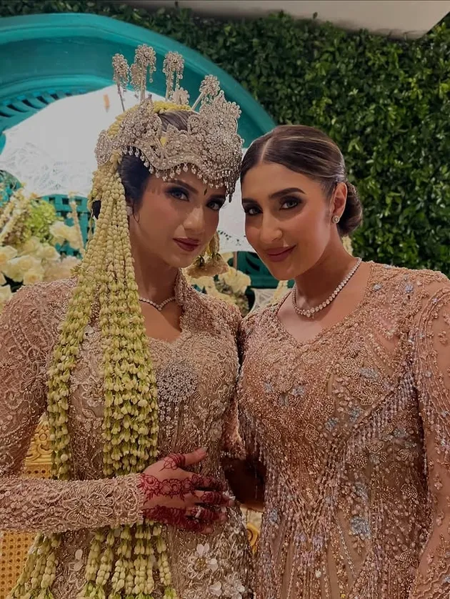 Tania Nadira dan Amira Alwi foto bareng