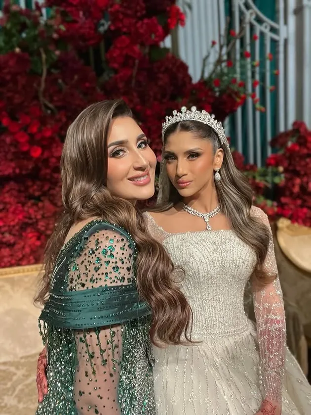 Tania Nadira di resepsi adik ipar