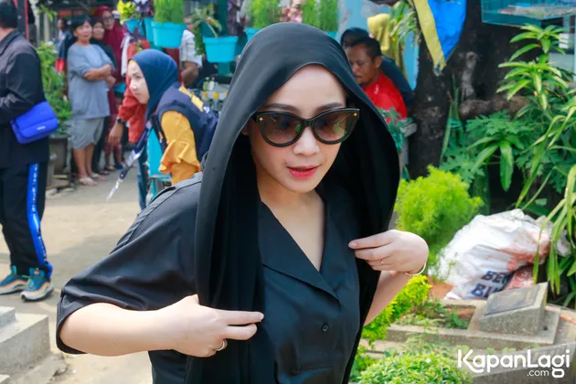 Nagita Slavina di Pemakaman Ibunda Jeje Govinda